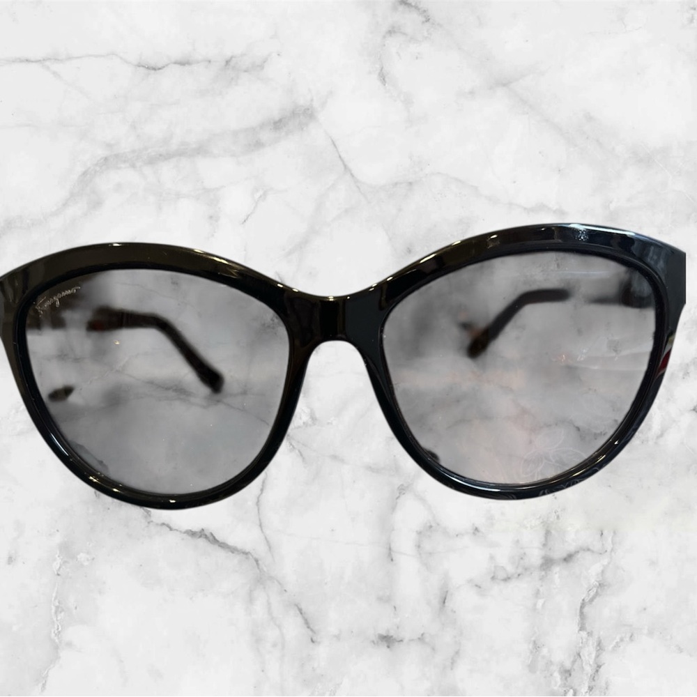 Salvatore FERRAGAMO Elegant Black Sunglasses